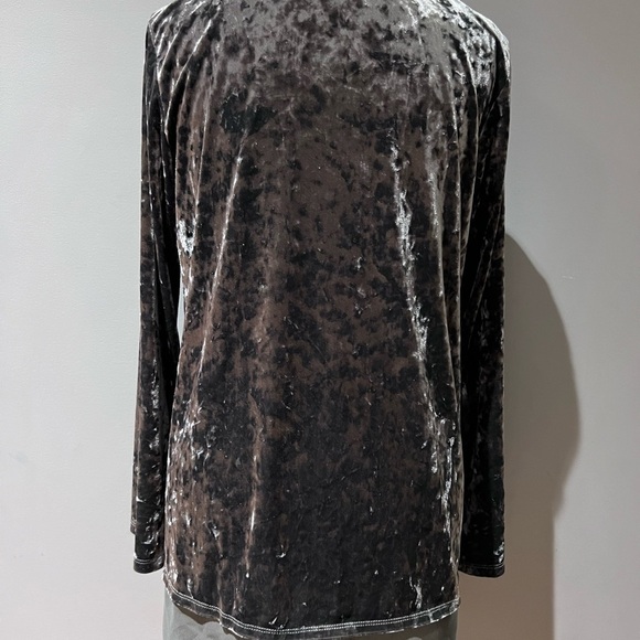 LOGO by Lori Goldstein Knit Crushed Velvet Top w/ Chiffon Hem and side pockets - Picture 2 of 7